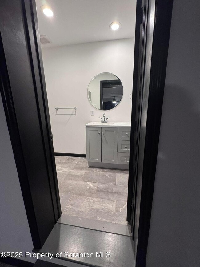 Building Photo - 901 S Valley Ave