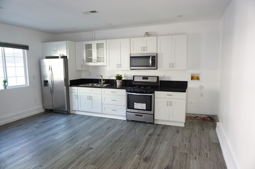 Building Photo - 14820 Devonshire St