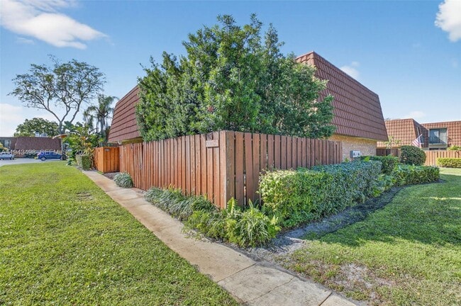 Building Photo - 3007 San Clara Dr