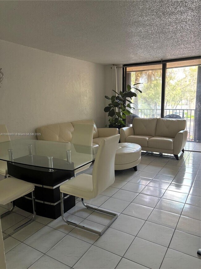 Building Photo - 14501 N Kendall Dr
