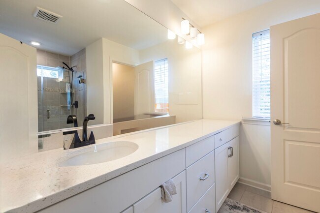 Building Photo - Stunning 3 BR/2 Full BA & 2 Half BA Townho...