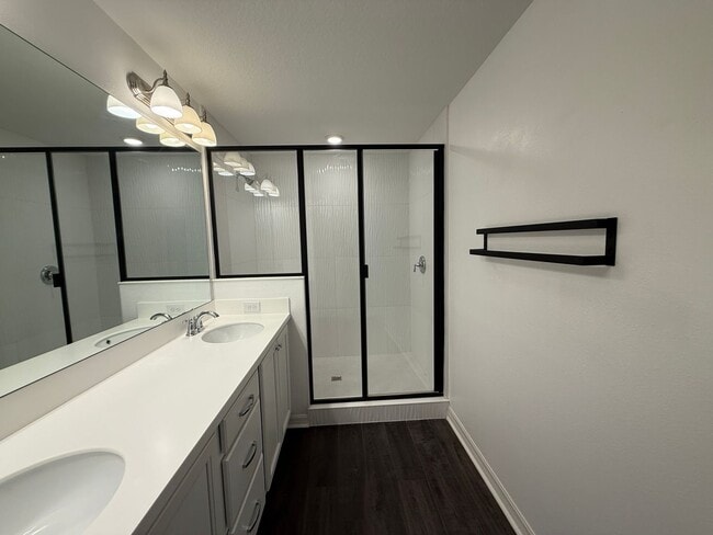 Building Photo - Luxury 3 story townhouse in the heart of L...
