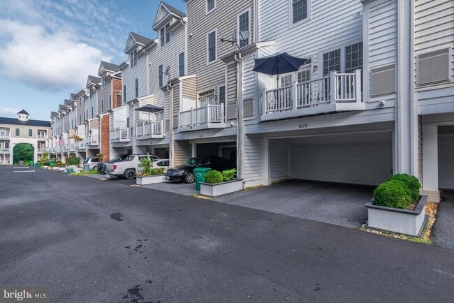 Building Photo - 610 Eden Pl