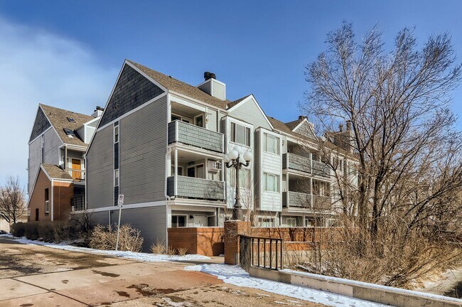 Building Photo - Pearl Street 1BR | Walkable, Remodeled, Covered Parking