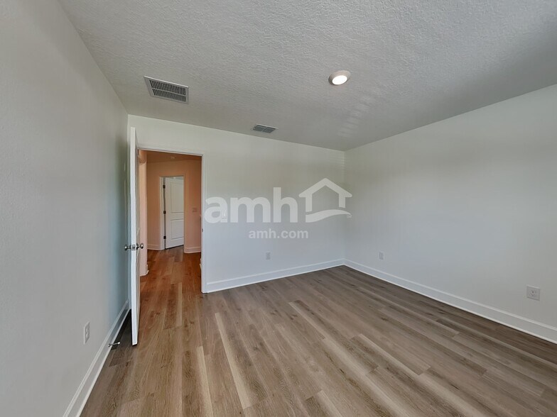 Building Photo - 3019 19th Ave W