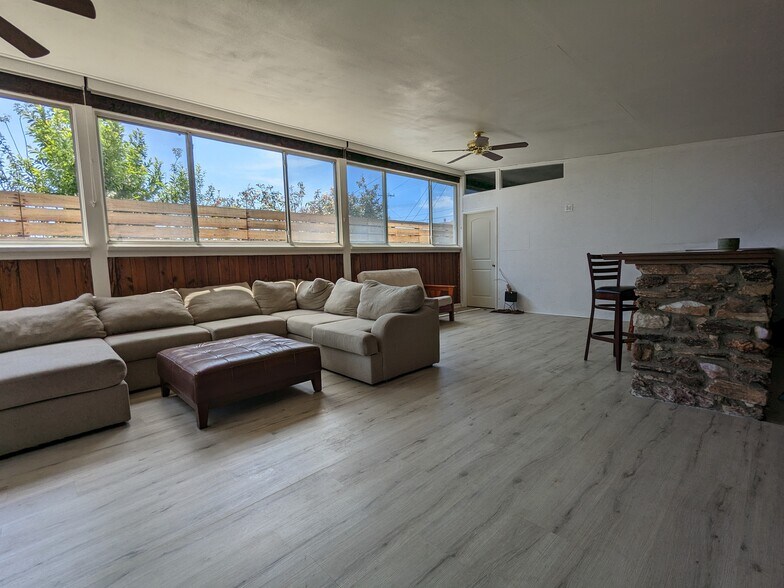 Building Photo - 15666 Hesse Dr