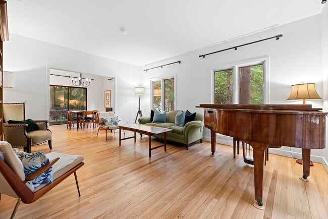 Building Photo - Price improvement - Gorgeous Home in Ironwoods Neighborhood Chapel Hill!!