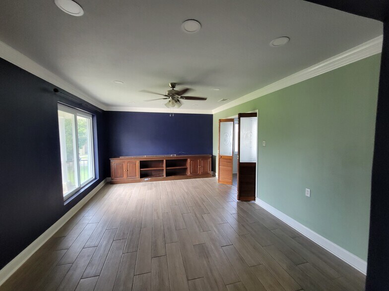 Building Photo - 2942 Palm Cir
