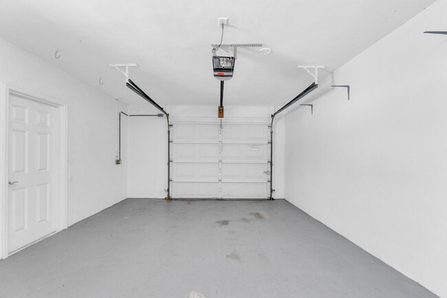 Building Photo - 1180 SW 17th St