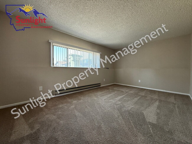 Building Photo - Freshly Updated 2 Bed Unit with Garage & A...