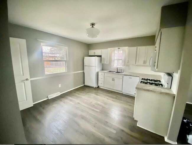 Building Photo - 3 bedroom home in Forest Hills Coming Soon!