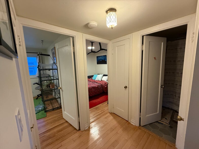 Building Photo - 688 Montrose Ave