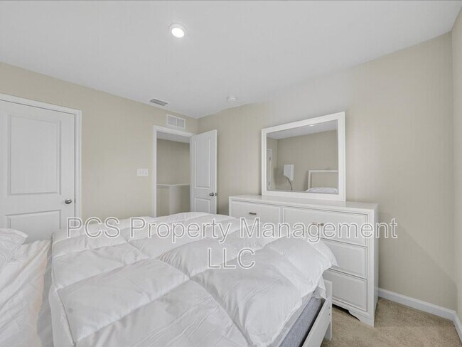 Building Photo - 4905 Gerald Dr