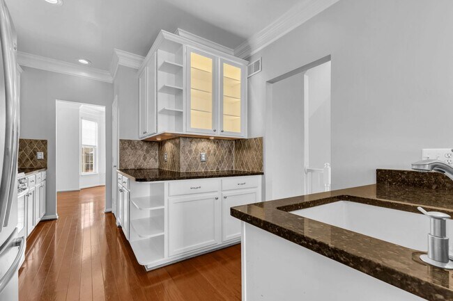 Building Photo - Dream Townhome in Kingstowne – Updated Ele...