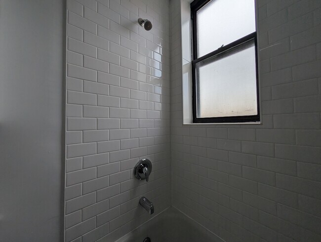 Building Photo - 3335 W Diversey Ave