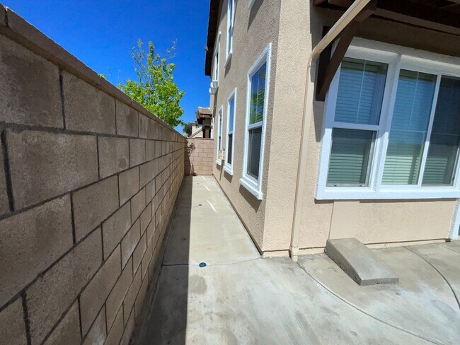 Building Photo - 35884 Crickhowell Ave