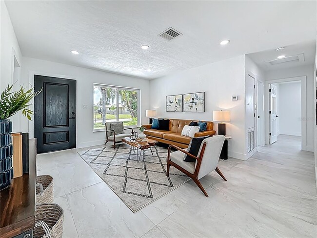 Building Photo - 572 Baywood Dr N