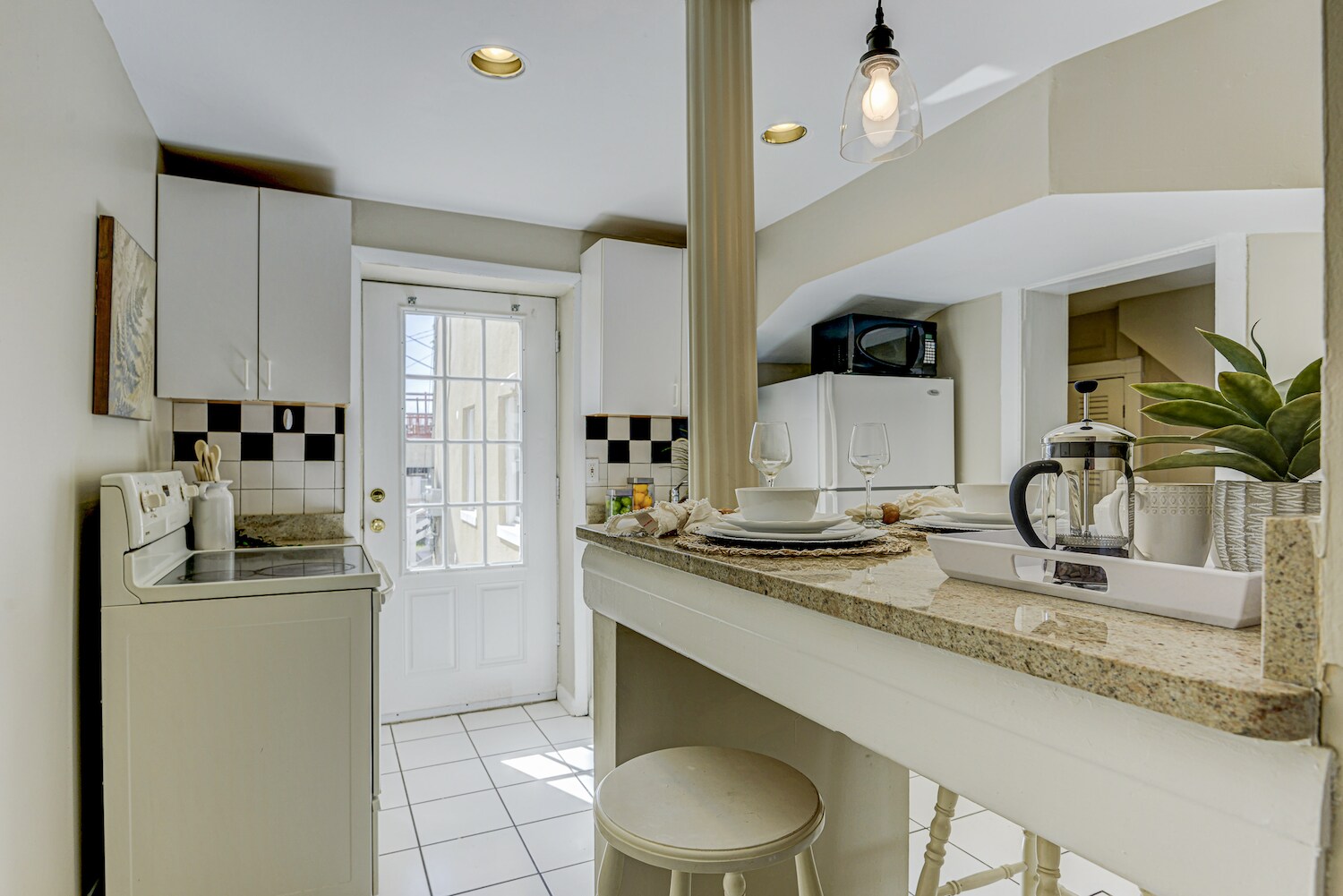 Building Photo - 1736 Light St