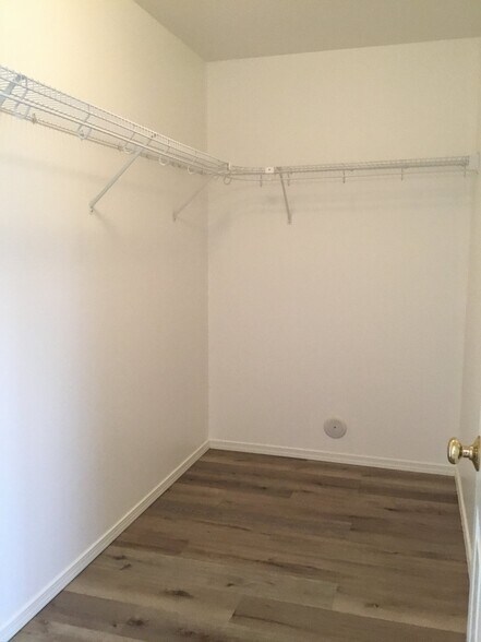Building Photo - 2917 W Versailles Dr