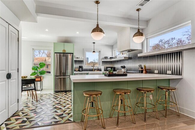 Building Photo - 724 Charles Allen Dr NE