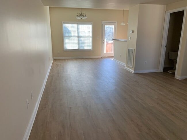 Building Photo - Spacious 3 bedroom townhouse in Dove Creek Subdivision!        20260504