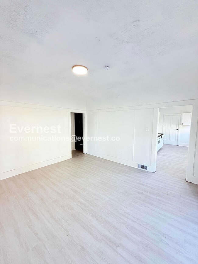 Building Photo - 3 Bed/1 Bath Home with Laundry Hookups / Pet-Friendly / Vouchers Accepted / Available Soon!