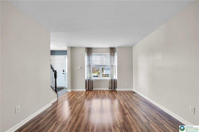 Building Photo - 5985 Saratoga Ln