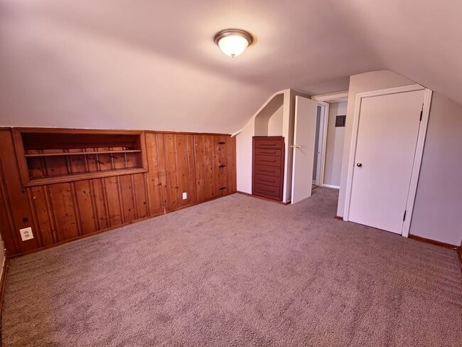Building Photo - 5 Bedroom 2 Bathroom