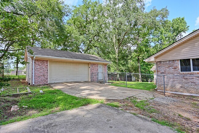 Building Photo - 704 Natchez River Cir