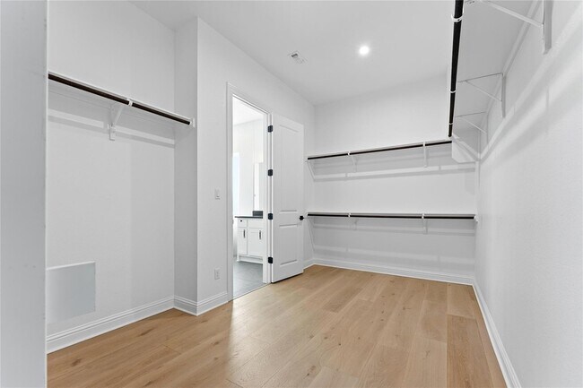 Building Photo - 704 Prairie Clover Dr