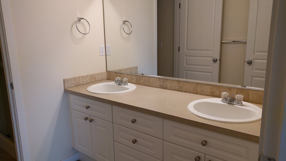 Master bathroom - 325 NW 209th Ave