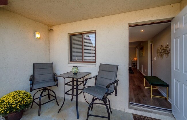 Building Photo - 1002 Windsong Cir