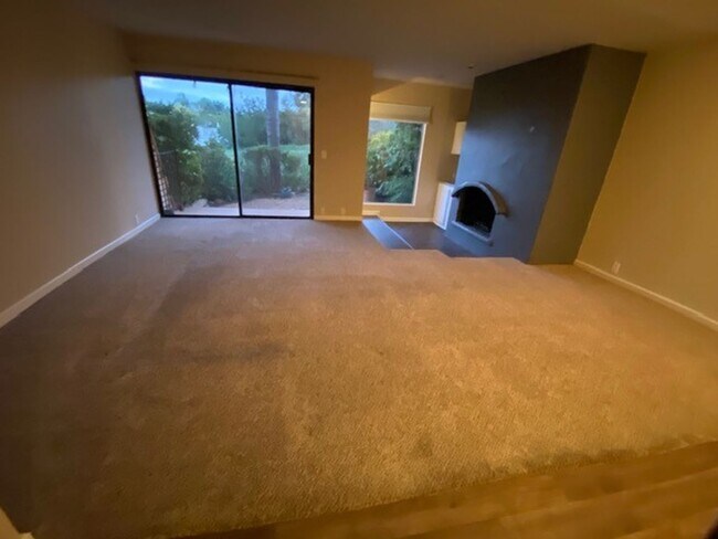 Building Photo - Bright 2 bedroom 2.5 bath townhome in La Costa and award winning schools 3-6 month leases available