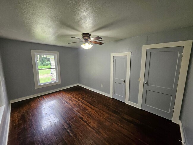 Building Photo - 1046 Miers St