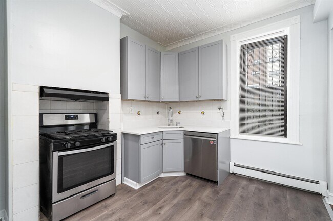 Building Photo - 728 Bergen Ave