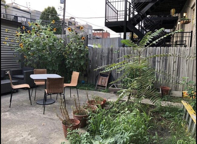 Building Photo - 1014 N Paulina St