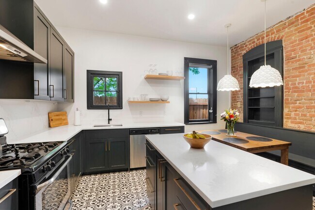 Building Photo - 469 Delaware St