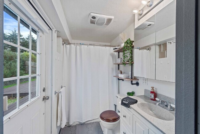 Building Photo - GORGEOUS 3 Bedroom (+BONUS ROOM!) 2 Bath Home with RV/Boat storage near beaches and shopping!