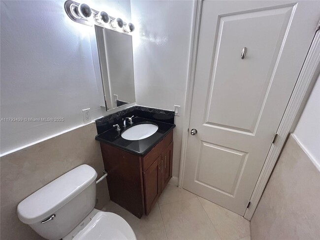 Building Photo - 2880 Pine Tree Dr