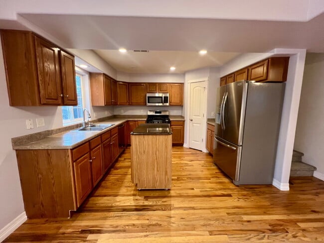 Building Photo - 3 Bedroom Townhome