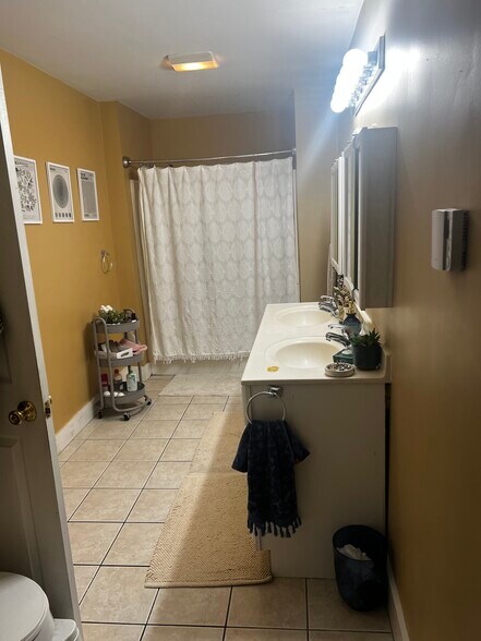 Building Photo - 147 Woodlawn Ave