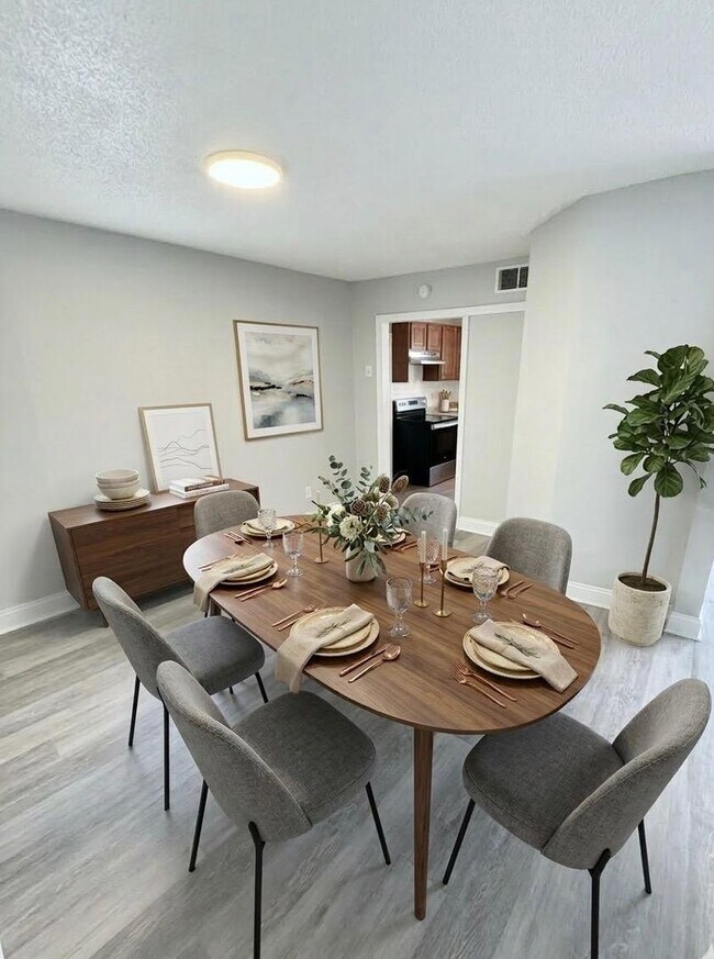 Building Photo - 4 Bed, 1 Bath Row home - Section 8 Approved