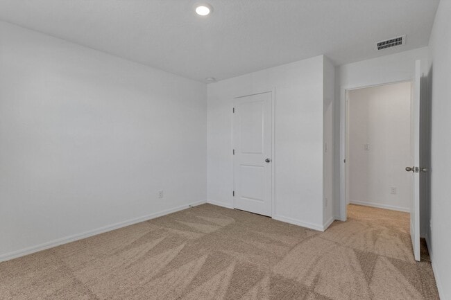 Building Photo - Like-New Ashton Woods Spacious 5BR 4BA, Prime Location Near I-4!