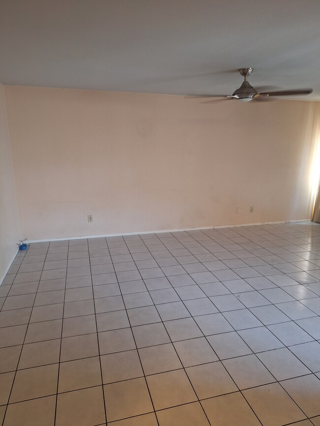 Family room - 14900 Simonds St