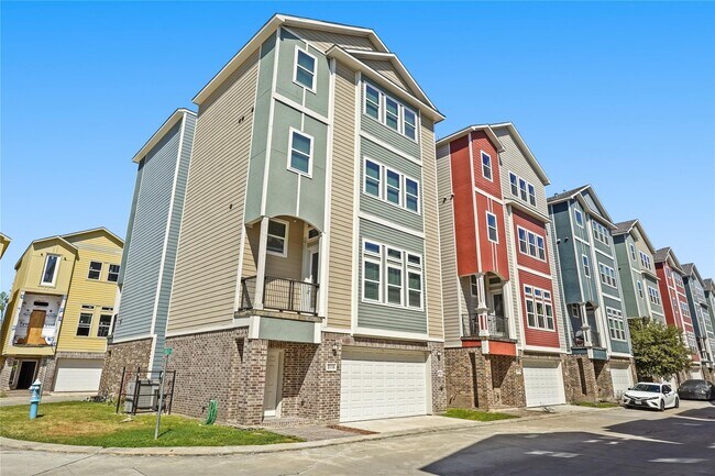 Building Photo - 2116 Bidwell Dr