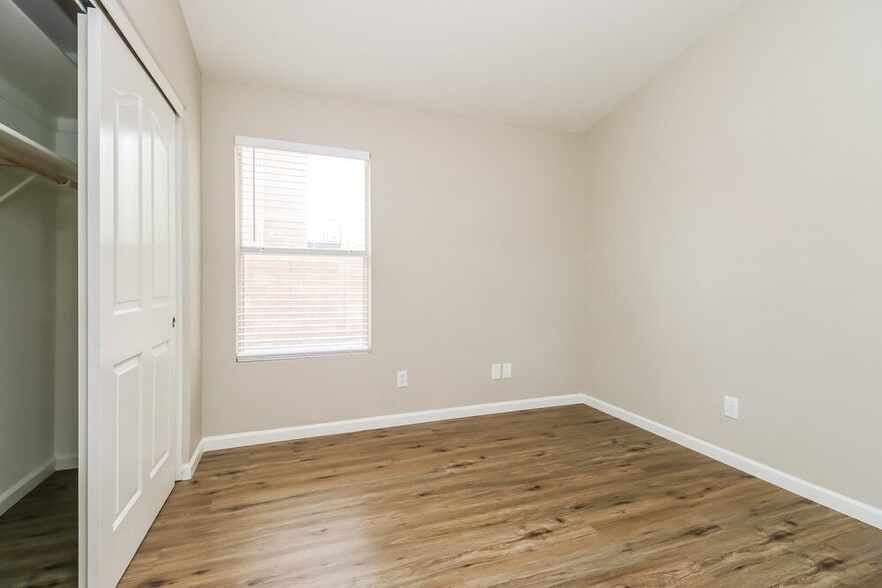 Building Photo - 2044 S Avoca Cir