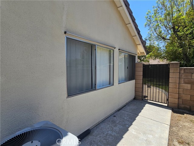 Building Photo - 890 N Driftwood Ave