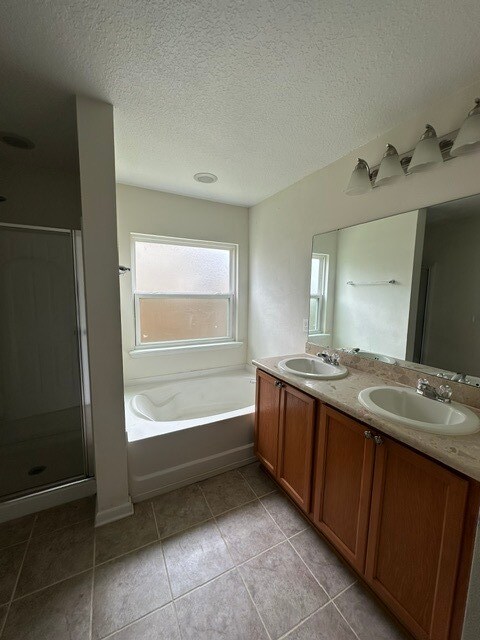 Building Photo - Spacious 4 Bedroom Home With Washer And Dryer Included