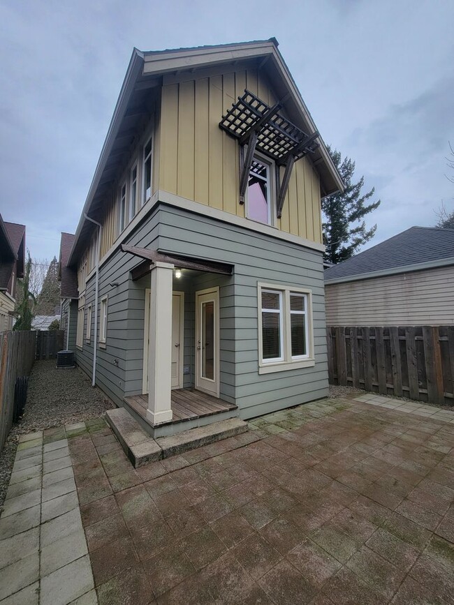 Building Photo - Light-Filled 3 Bedroom Near Woodstock! Ava...