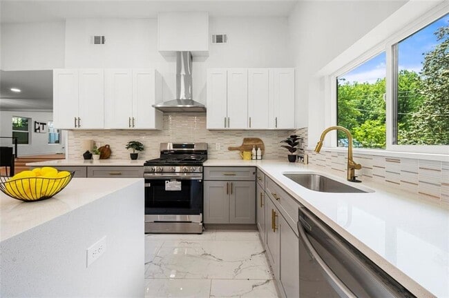 Building Photo - 2155 Venetian Dr SW